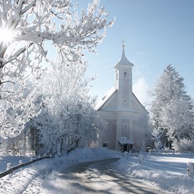 Hochzeitslocation: Prielauer Kirche als Wintertraum - Schloss Prielau Hotel & Restaurants