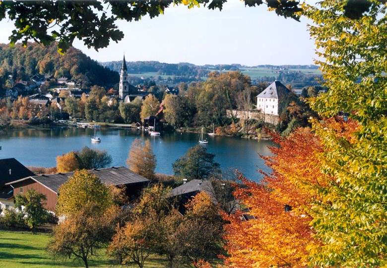Hochzeitslocation: Blick auf das Schloss Mattsee im Herbst. - Schloss Mattsee