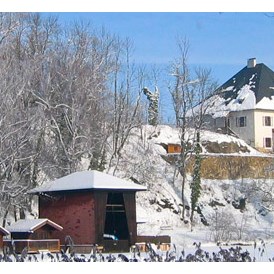 Hochzeitslocation: Das Schloss im Winter vom der Weyerbucht aus - Schloss Mattsee
