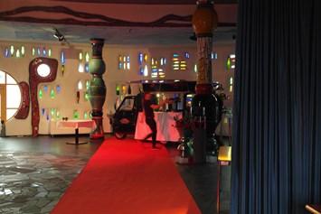 Hochzeitslocation: Cocktails vom Retro-Cocktailwagen. - Markthalle Altenrhein Hundertwasser Architekturprojekt