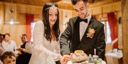 Winterhochzeit - Tirol - Hochzeitstorte bei rustikalem Flair in der Gamsalm Ehrwald. - Gamsalm Ehrwald