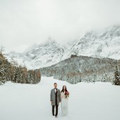 Winterhochzeit: Die verschneite Landschaft bietet eine tolle Kulisse für unvergessliche Hochzeitsfotos. - Gamsalm Ehrwald 