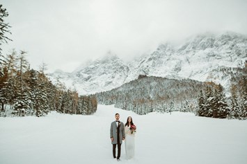Hochzeitslocation: Die verschneite Landschaft bietet eine tolle Kulisse für unvergessliche Hochzeitsfotos. - Gamsalm Ehrwald 