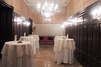 Hochzeitslocation: Ein Blick auf das Foyer der K. u. K. Hofzuckerbäckerei Demel, 1010 Wien. - K. u. K. Hofzuckerbäcker Demel
