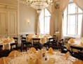 Hochzeitslocation: Ein Blick auf das festlich geschmückte Kaminzimmer der K. u. K. Hofzuckerbäckerei in 1010 Wien. - K. u. K. Hofzuckerbäcker Demel