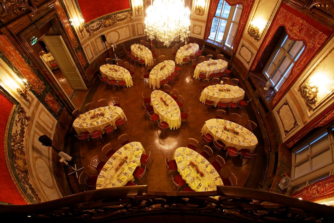 Hochzeitslocation: Ovaler Saal mit ovalen Dinnertischen - Palais Daun-Kinsky