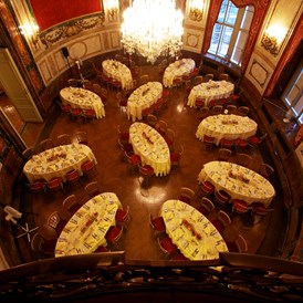 Hochzeitslocation: Ovaler Saal mit ovalen Dinnertischen - Palais Daun-Kinsky