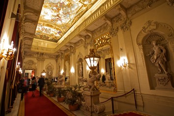 Hochzeitslocation: prunkvolle Feststiege als beeindruckender Entrée  - Palais Daun-Kinsky