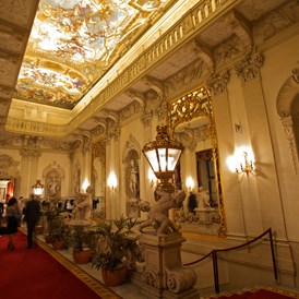 Hochzeitslocation: prunkvolle Feststiege als beeindruckender Entrée  - Palais Daun-Kinsky