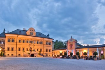 Hochzeitslocation: Außenansicht. Schloss Innenhof. Abenddämmerung - Gasthaus zu Schloss Hellbrunn