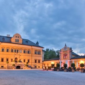 Hochzeitslocation: Außenansicht. Schloss Innenhof. Abenddämmerung - Gasthaus zu Schloss Hellbrunn