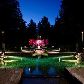 Hochzeitslocation: Nächtliche Beleuchtung in den Wasserspielen - Gasthaus zu Schloss Hellbrunn