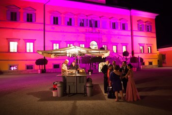 Hochzeitslocation: Original Salzburger "Würstlstandl" als Mitternachtsjause.  - Gasthaus zu Schloss Hellbrunn