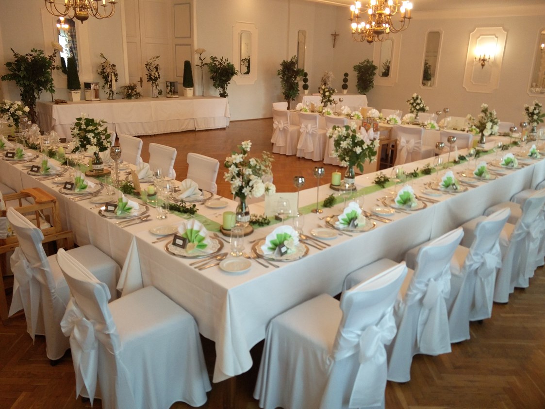 Hochzeitslocation: Hochzeitstafel im Blauen Salon - Gasthof "Zum Goldenen Adler"