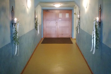 Hochzeitslocation: Eingangsbereich in den Festsaal - Gasthof "Zum Goldenen Adler"