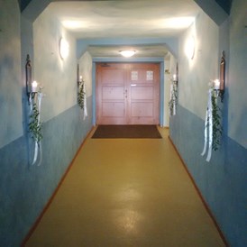 Hochzeitslocation: Eingangsbereich in den Festsaal - Gasthof "Zum Goldenen Adler"