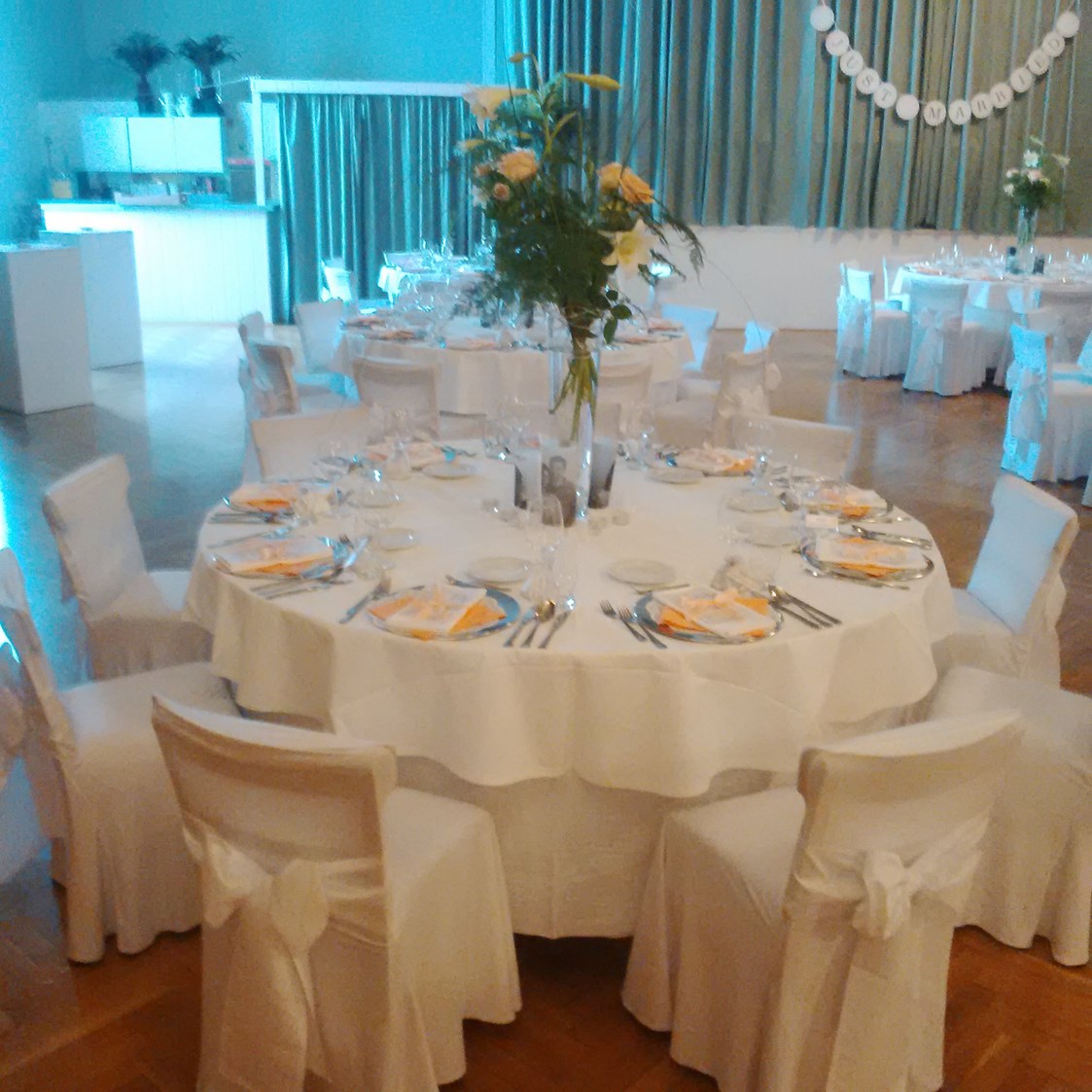 Hochzeitslocation: Runde Tische mit Hochgesteck - Gasthof "Zum Goldenen Adler"