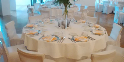 Winterhochzeit - Grafenegg - Runde Tische mit Hochgesteck - Gasthof "Zum Goldenen Adler"