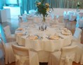 Hochzeitslocation: Runde Tische mit Hochgesteck - Gasthof "Zum Goldenen Adler"