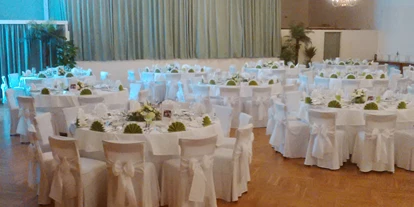 Winterhochzeit - Grafenegg - Beispiel runde Tische mit Blick vom Eingang - Gasthof "Zum Goldenen Adler"