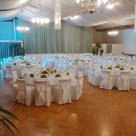 Hochzeitslocation: Beispiel runde Tische mit Blick vom Eingang - Gasthof "Zum Goldenen Adler"