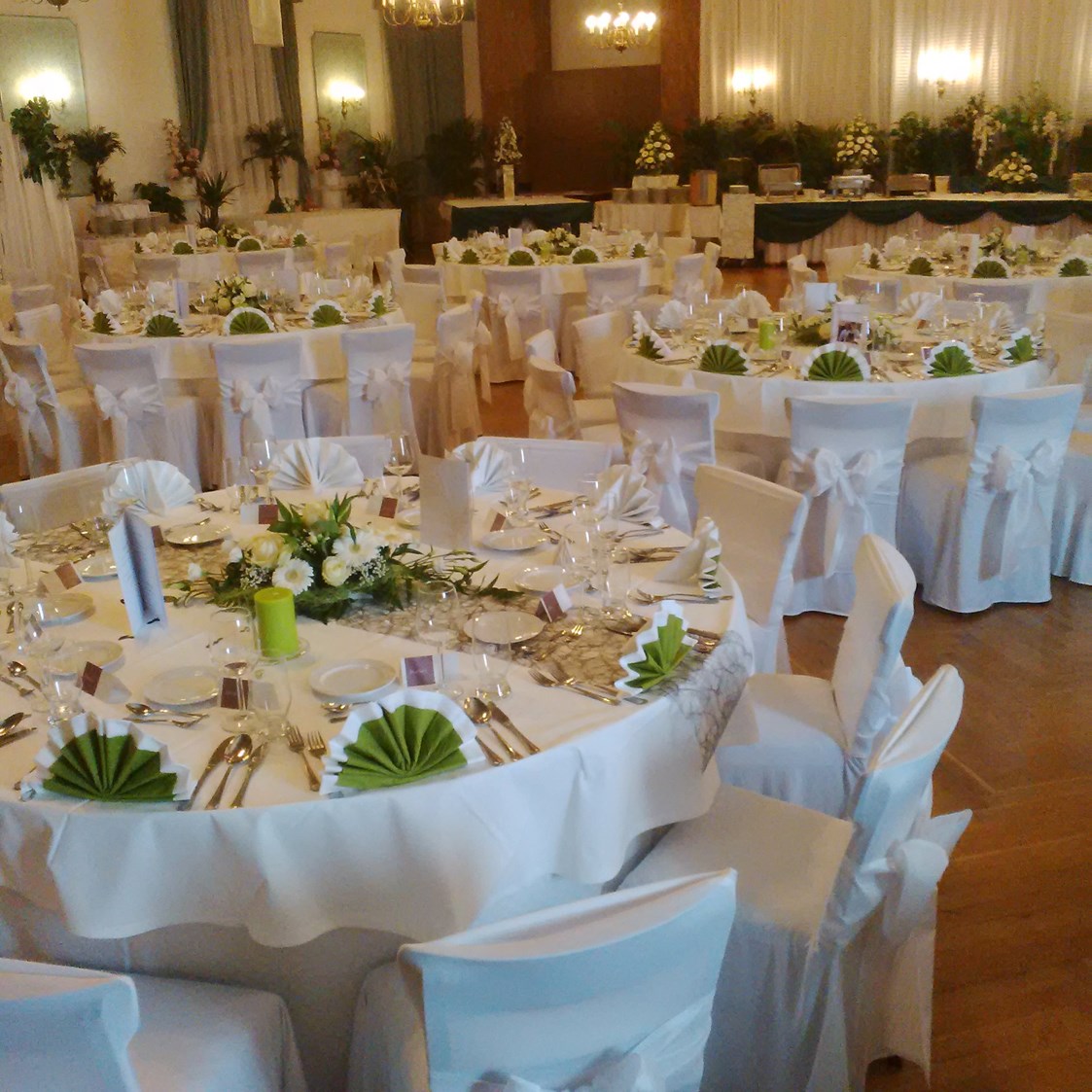 Hochzeitslocation: Beispiel runde Tische mit Blick zum Buffet - Gasthof "Zum Goldenen Adler"