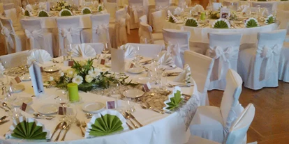 Winterhochzeit - Grafenegg - Beispiel runde Tische mit Blick zum Buffet - Gasthof "Zum Goldenen Adler"