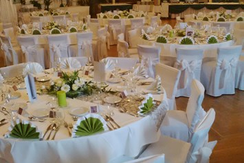 Hochzeitslocation: Beispiel runde Tische mit Blick zum Buffet - Gasthof "Zum Goldenen Adler"