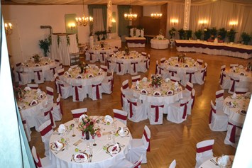 Hochzeitslocation: Hochzeit mit runden Tischen - Gasthof "Zum Goldenen Adler"