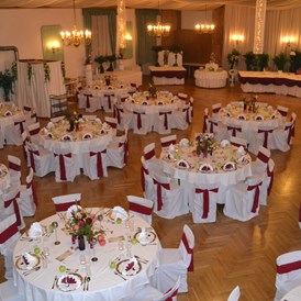 Hochzeitslocation: Hochzeit mit runden Tischen - Gasthof "Zum Goldenen Adler"