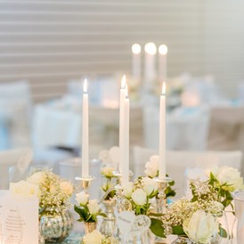 Hochzeitslocation: Die festliche Dekoration kann individuell auf Ihre Bedürfnisse angepasst werden. - Dürrmenz | Fest- und Veranstaltungszentrum