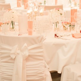 Hochzeitslocation: Die festliche Dekoration kann individuell auf Ihre Bedürfnisse angepasst werden. - Dürrmenz | Fest- und Veranstaltungszentrum
