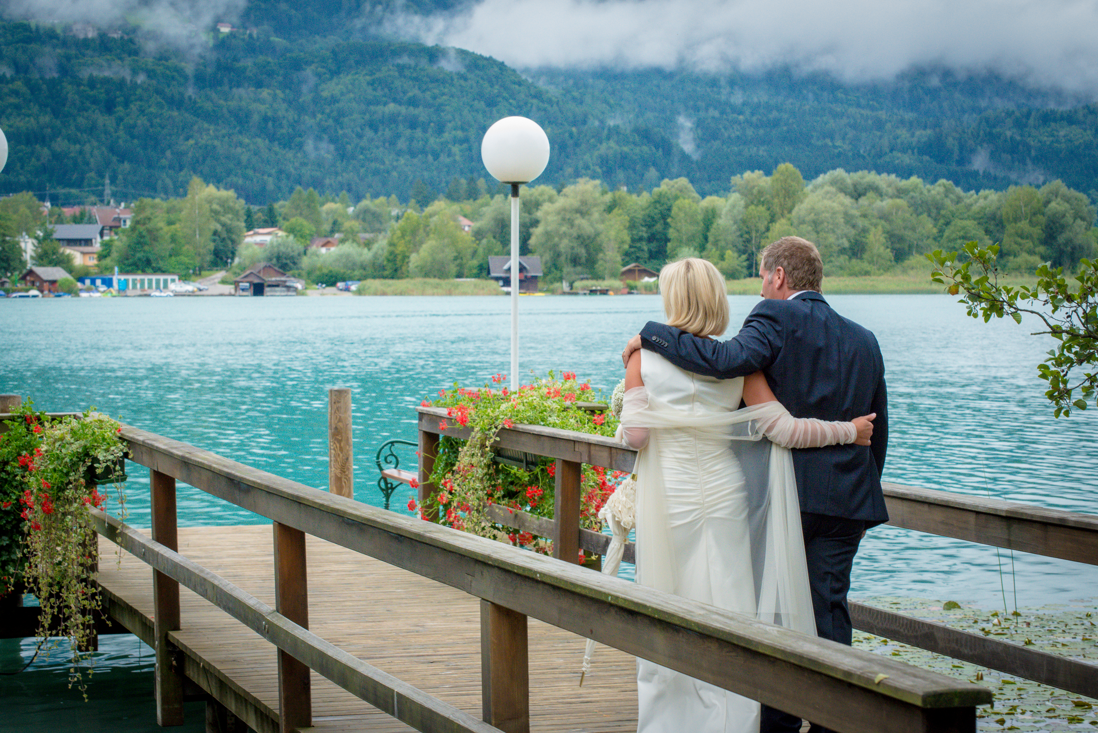 Winterhochzeit - Faaker-/Ossiachersee - romantischer Augenblick an der Bootsanlegestelle - Inselhotel Faakersee - Inselhotel Faakersee
