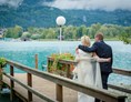 Hochzeitslocation: romantischer Augenblick an der Bootsanlegestelle - Inselhotel Faakersee - Inselhotel Faakersee