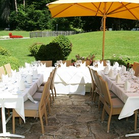 Hochzeitslocation: Hochzeitstafel im Kastaniengarten - Inselhotel Faakersee - Inselhotel Faakersee