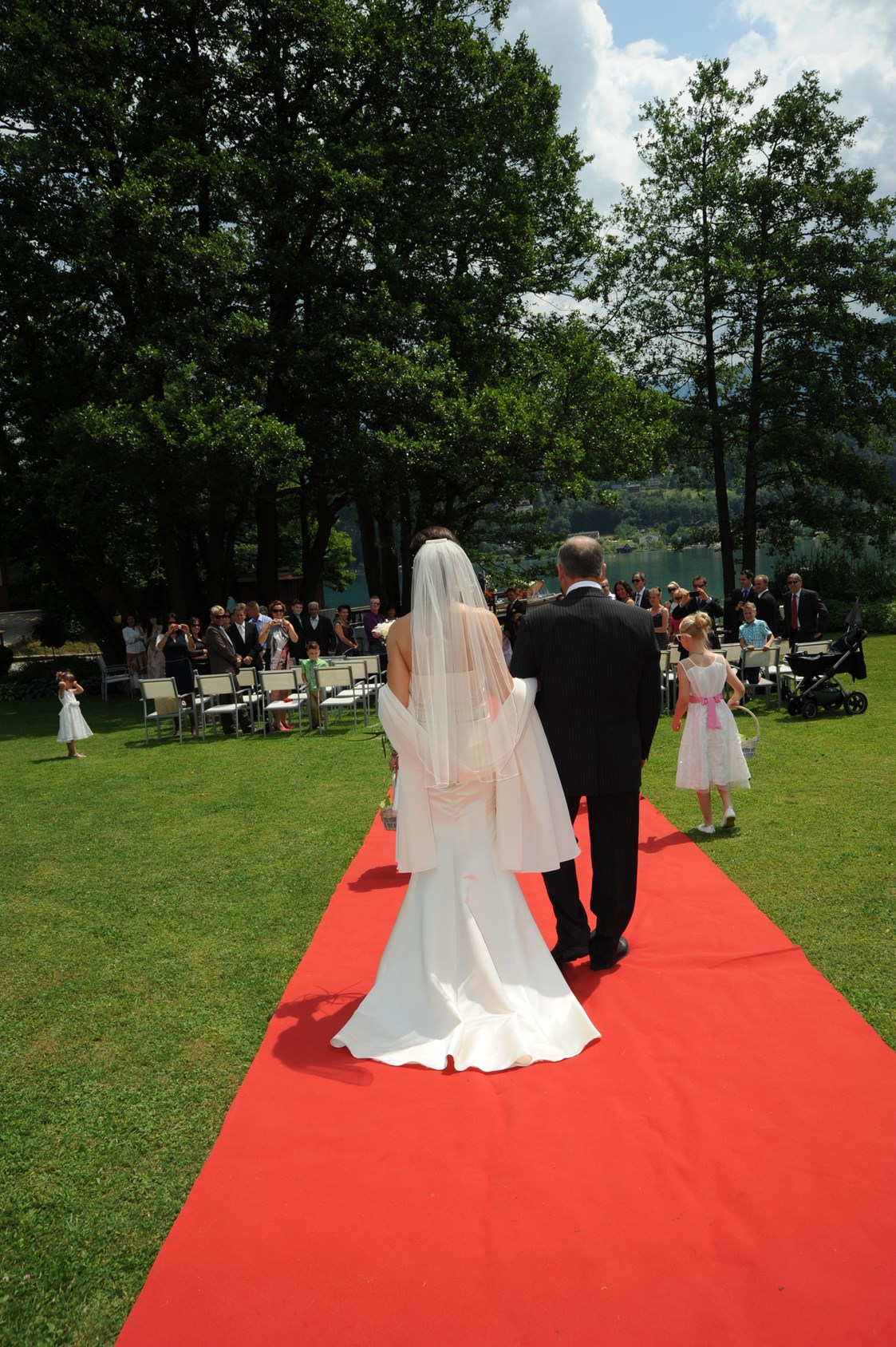 Hochzeitslocation: Die Braut schreitet zur Zeremonie - Inselhotel Faakersee - Inselhotel Faakersee