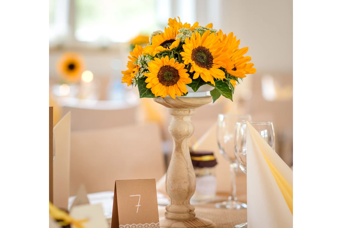 Hochzeitslocation: Herzlicher Tischschmuck und viel Licht von draußen machen diese Location aus. - Bischoff's Landrestaurant