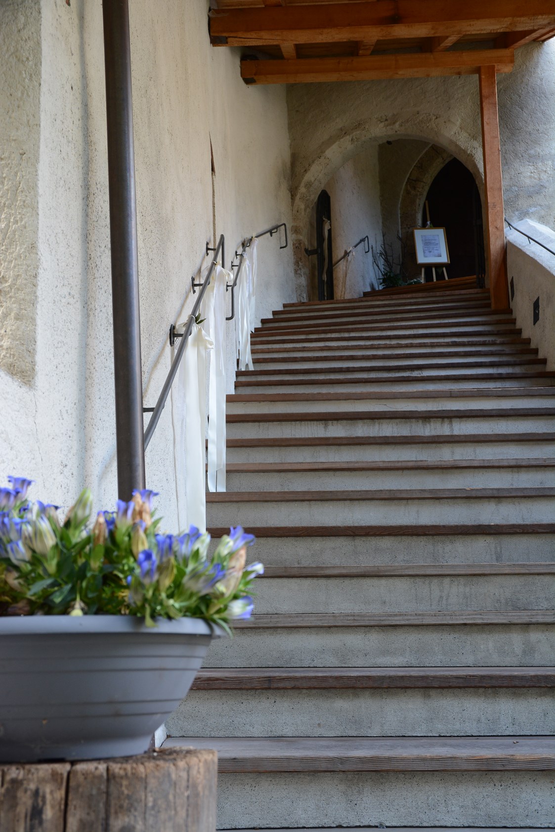 Hochzeitslocation: Eingang in das Schloss über die Treppe - Schloss Landeck