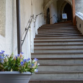 Hochzeitslocation: Eingang in das Schloss über die Treppe - Schloss Landeck