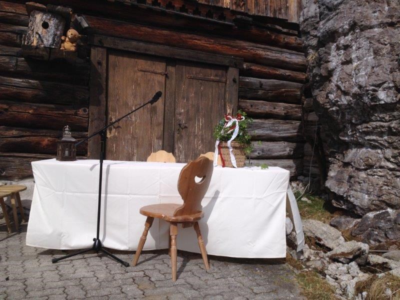 Hochzeitslocation: Heiraten auf der Unterhofalm in Filzmoos. Auf Wunsch auch vor dem Felsen,
neben dem Stall - Unterhofalm