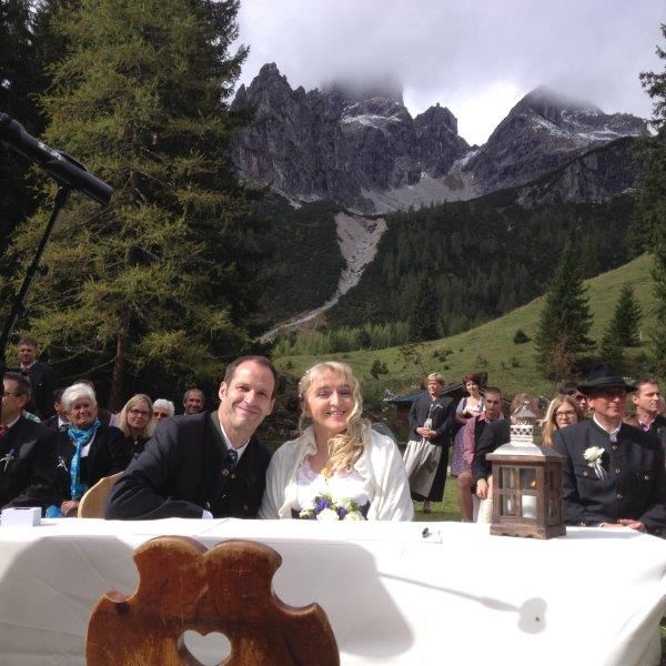 Hochzeitslocation: Heiraten auf der Unterhofalm in Filzmoos.
Bischofsmütze bei der Trauung im Rücken - Unterhofalm
