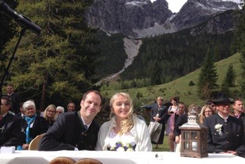 Hochzeitslocation: Heiraten auf der Unterhofalm in Filzmoos.
Bischofsmütze bei der Trauung im Rücken - Unterhofalm