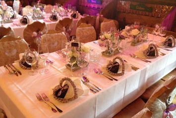 Hochzeitslocation: Heiraten auf der Unterhofalm in Filzmoos. Tischkarte mit Herz - Unterhofalm