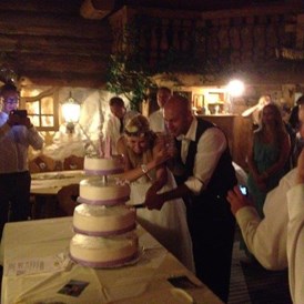 Hochzeitslocation: Heiraten auf der Unterhofalm in Filzmoos. Jetzt kommt die Torte dran - Unterhofalm