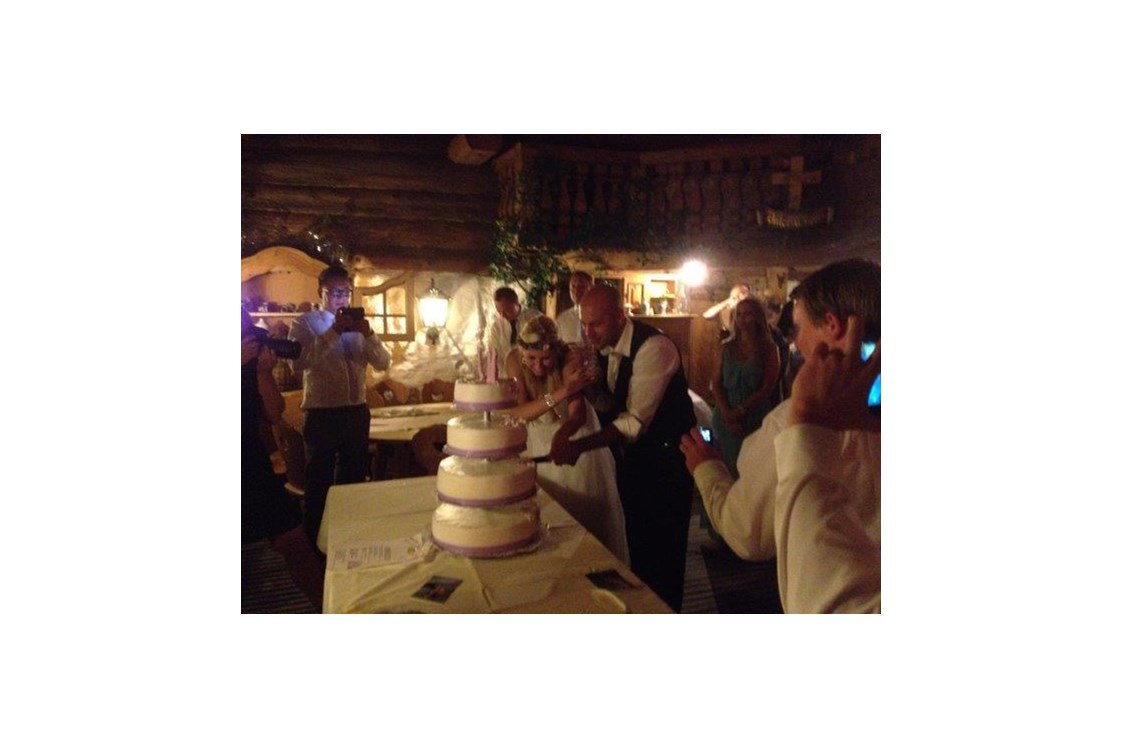 Hochzeitslocation: Heiraten auf der Unterhofalm in Filzmoos. Jetzt kommt die Torte dran - Unterhofalm