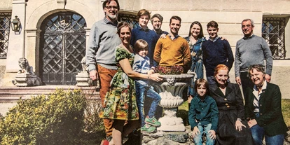 Winterhochzeit - Art der Location: Schloss - Das sind WIR. 
Familie und Team. 
Wir kümmern uns gerne persönlich und mit Herz um Ihre Hochzeit ♥️ - Schloss Greifenburg