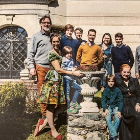 Hochzeitslocation: Das sind WIR. 
Familie und Team. 
Wir kümmern uns gerne persönlich und mit Herz um Ihre Hochzeit ♥️ - Schloss Greifenburg