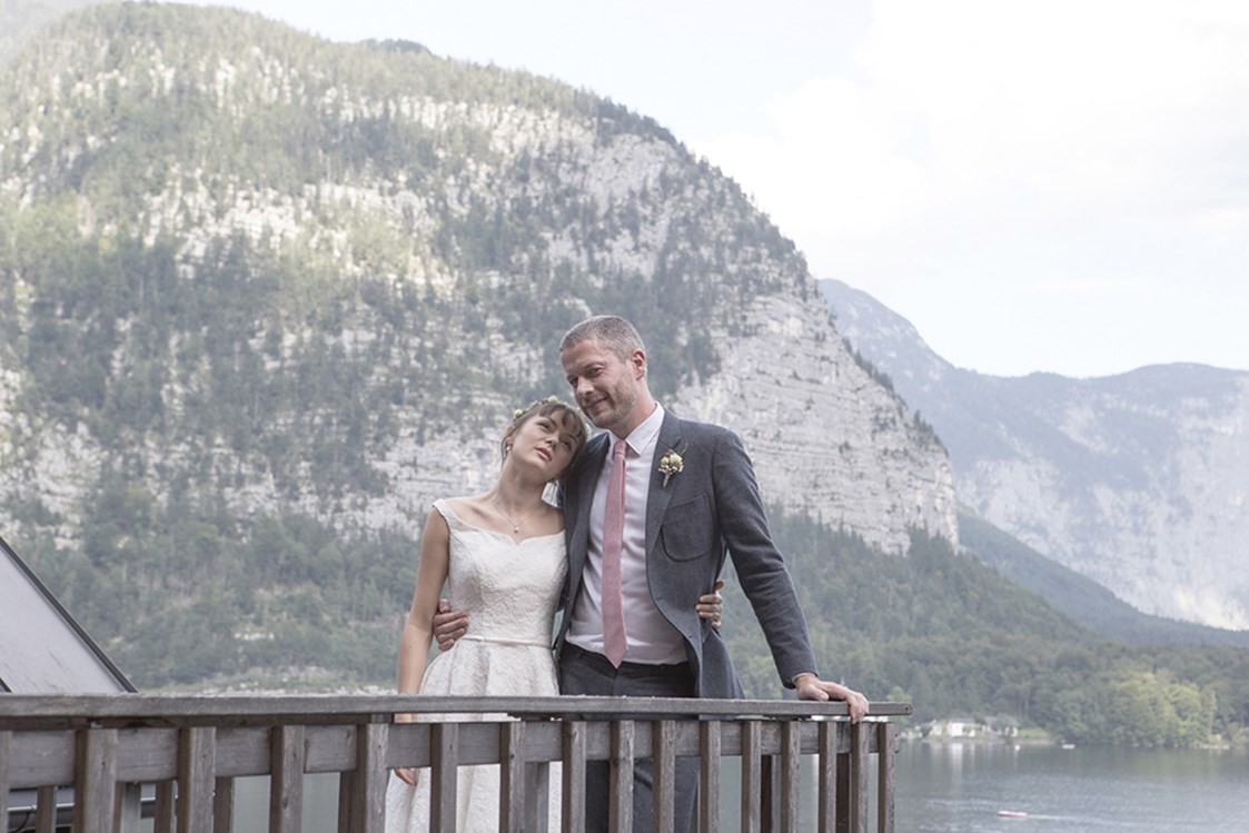 Hochzeitslocation: couple at terrasse penthouse - Hallstatt Hideaway