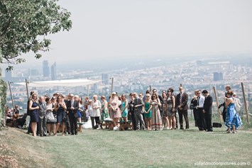 Hochzeitslocation: Trauung im Freien über den Dächern Wiens.
Foto © stillandmotionpictures.com - Weingut Wien Cobenzl