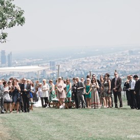 Hochzeitslocation: Trauung im Freien über den Dächern Wiens.
Foto © stillandmotionpictures.com - Weingut Wien Cobenzl